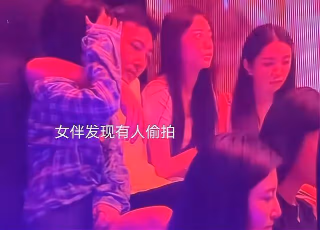 王思聰新女伴文身惹眼,發現被偷拍表現克制,身邊靚女扎堆陪伴