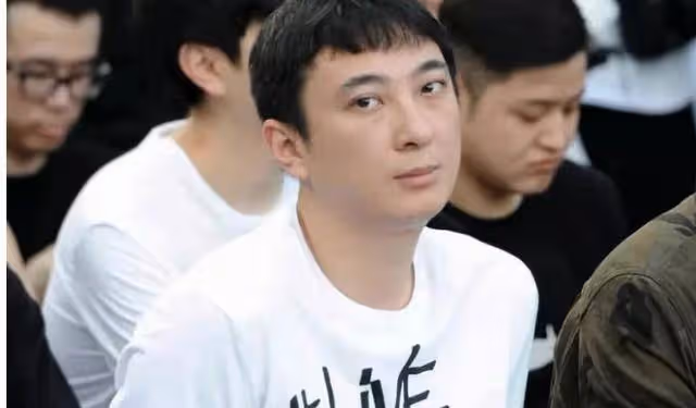 王思聰新女伴文身惹眼,發現被偷拍表現克制,身邊靚女扎堆陪伴