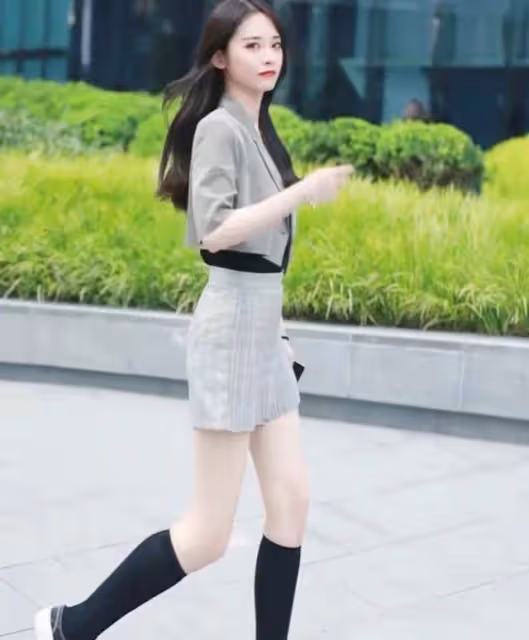 王思聰新女伴文身惹眼,發現被偷拍表現克制,身邊靚女扎堆陪伴