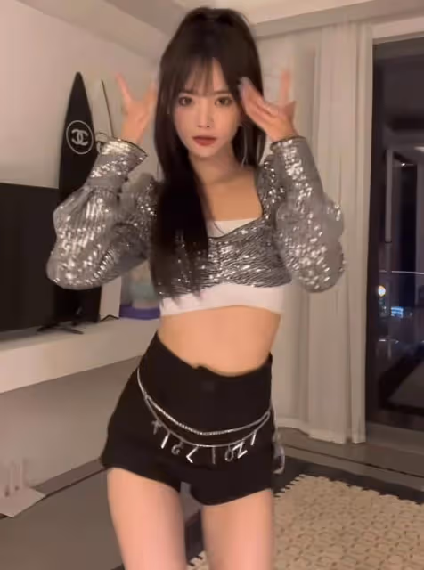 王思聰新女伴文身惹眼,發現被偷拍表現克制,身邊靚女扎堆陪伴