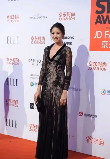 張梓琳不愧是世界小姐，穿黑色蕾絲裙優雅大方，模特身材令人羨慕