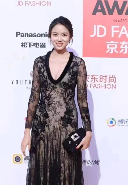 張梓琳不愧是世界小姐，穿黑色蕾絲裙優雅大方，模特身材令人羨慕