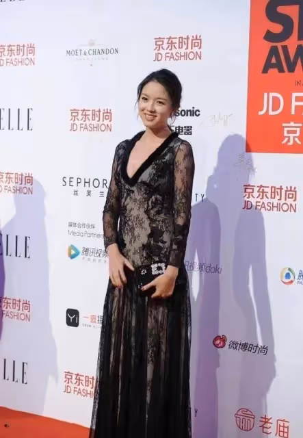 張梓琳不愧是世界小姐，穿黑色蕾絲裙優雅大方，模特身材令人羨慕