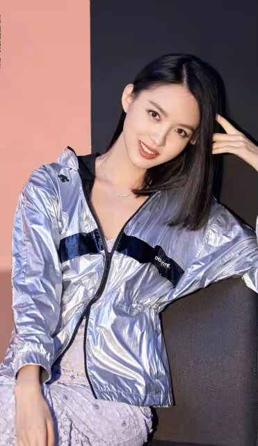 張梓琳不愧是世界小姐，穿黑色蕾絲裙優雅大方，模特身材令人羨慕