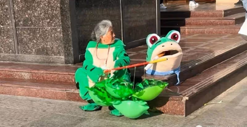 對北極鲶魚唯唯諾諾,對賣崽青蛙趕盡殺絕,社會的悲哀啊!