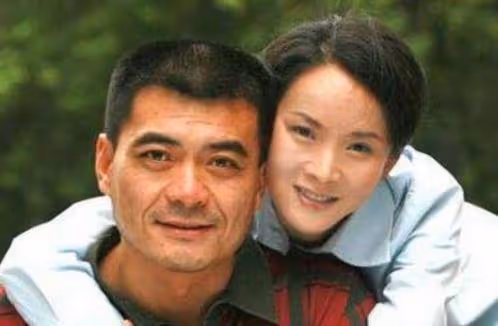 將丈夫捧紅後卻遭分手,丈夫娶影后幸福美滿,她卻和兒子相依為命