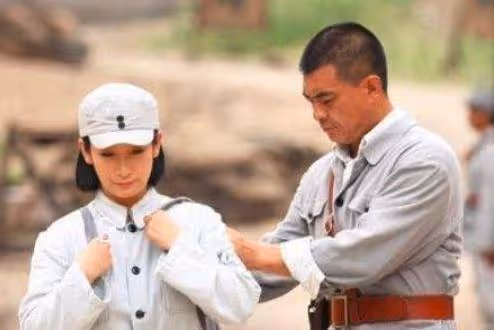 將丈夫捧紅後卻遭分手,丈夫娶影后幸福美滿,她卻和兒子相依為命