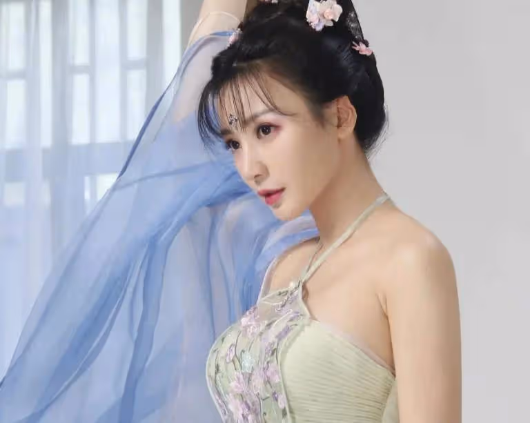 外國秀場成「照妖鏡」，為何女人主動媚俗，比男人的性凝視更可怕