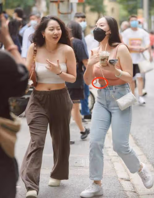 性感不是原罪！大胸肥臀就穿「緊身衣+顯高褲」，3種搭配告別艷俗