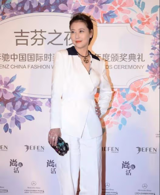 周海媚和張咪都是60後，一個打扮簡單卻高級，一個化濃妝太顯老