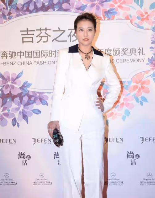 周海媚和張咪都是60後，一個打扮簡單卻高級，一個化濃妝太顯老