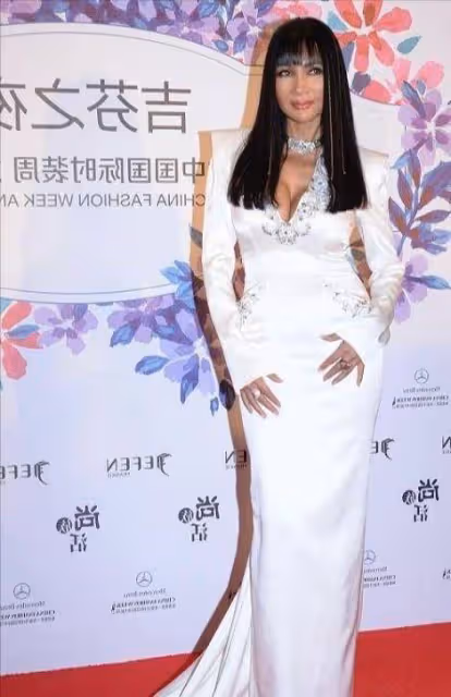 周海媚和張咪都是60後，一個打扮簡單卻高級，一個化濃妝太顯老
