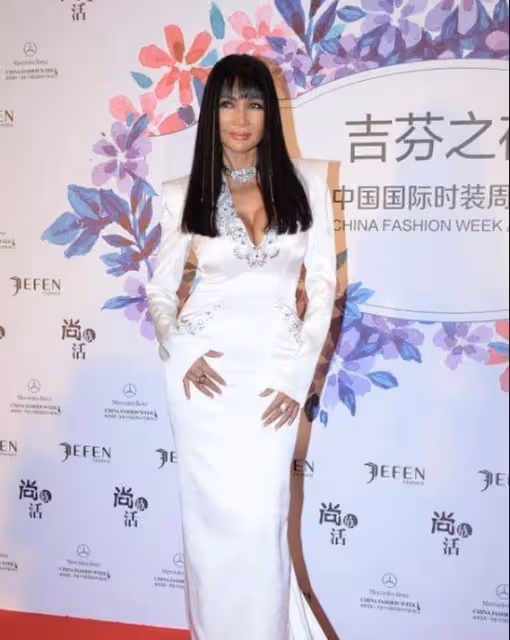 周海媚和張咪都是60後，一個打扮簡單卻高級，一個化濃妝太顯老