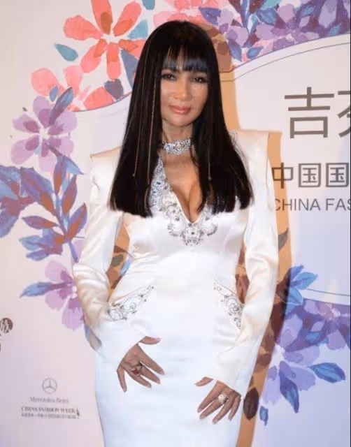 周海媚和張咪都是60後，一個打扮簡單卻高級，一個化濃妝太顯老