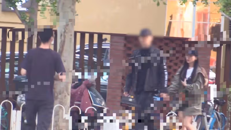 金莎與男友街頭拍拖,身高166cm仍不到男方肩膀,身姿纖細無孕味