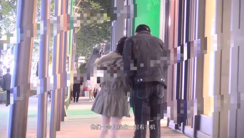 金莎與男友街頭拍拖,身高166cm仍不到男方肩膀,身姿纖細無孕味