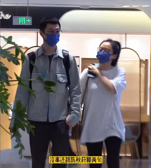 張靚穎和男友牽手購物，蹦蹦跳跳好幸福，15年愛情坎坷終獲幸福