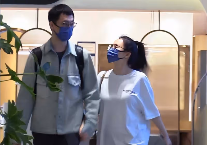 張靚穎和男友牽手購物，蹦蹦跳跳好幸福，15年愛情坎坷終獲幸福