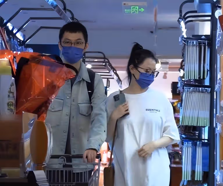 張靚穎和男友牽手購物，蹦蹦跳跳好幸福，15年愛情坎坷終獲幸福