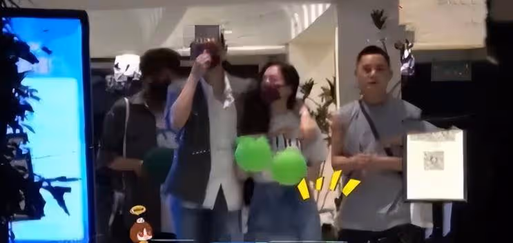 張靚穎和男友牽手購物，蹦蹦跳跳好幸福，15年愛情坎坷終獲幸福