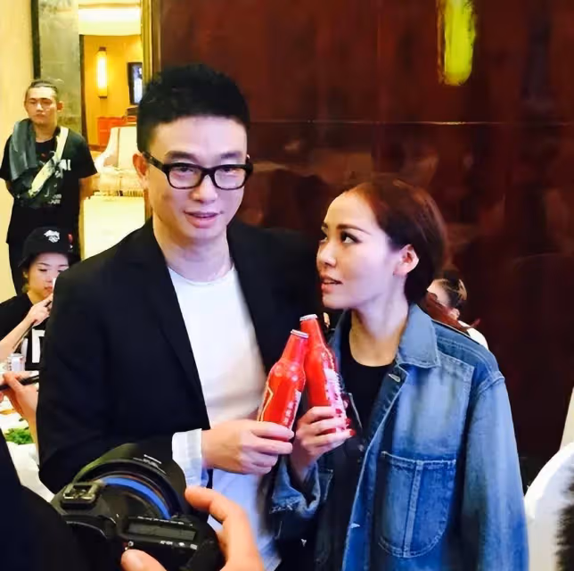 張靚穎和男友牽手購物,蹦蹦跳跳好幸福,15年愛情坎坷終獲幸福