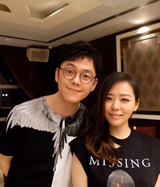 張靚穎和男友牽手購物,蹦蹦跳跳好幸福,15年愛情坎坷終獲幸福