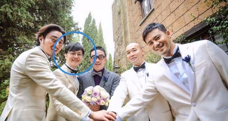 張靚穎和男友牽手購物,蹦蹦跳跳好幸福,15年愛情坎坷終獲幸福