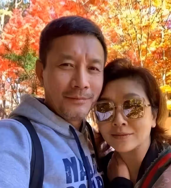 江珊再婚6年的老公，居然是我們熟悉的他！穿西裝襯衫太有男人味