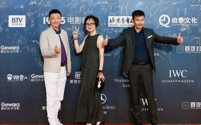 江珊再婚6年的老公，居然是我們熟悉的他！穿西裝襯衫太有男人味