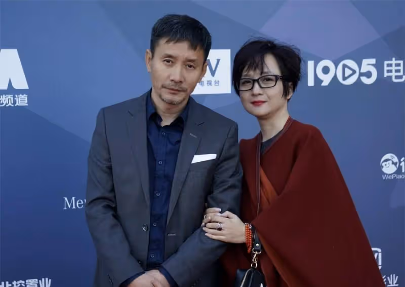 江珊再婚6年的老公，居然是我們熟悉的他！穿西裝襯衫太有男人味