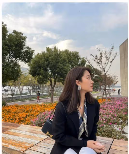 女人別總把「絲巾」當拍照道具，學楊采鈺這樣搭衣服，特洋氣高級
