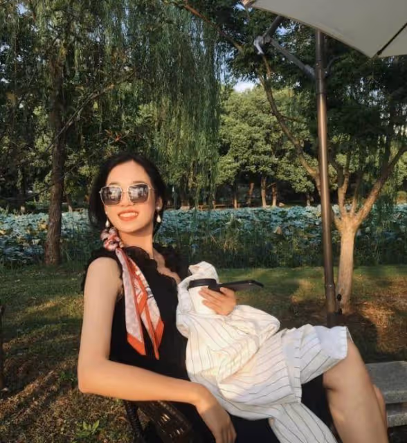 女人別總把「絲巾」當拍照道具，學楊采鈺這樣搭衣服，特洋氣高級