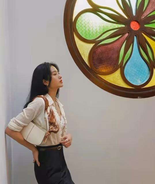 女人別總把「絲巾」當拍照道具，學楊采鈺這樣搭衣服，特洋氣高級