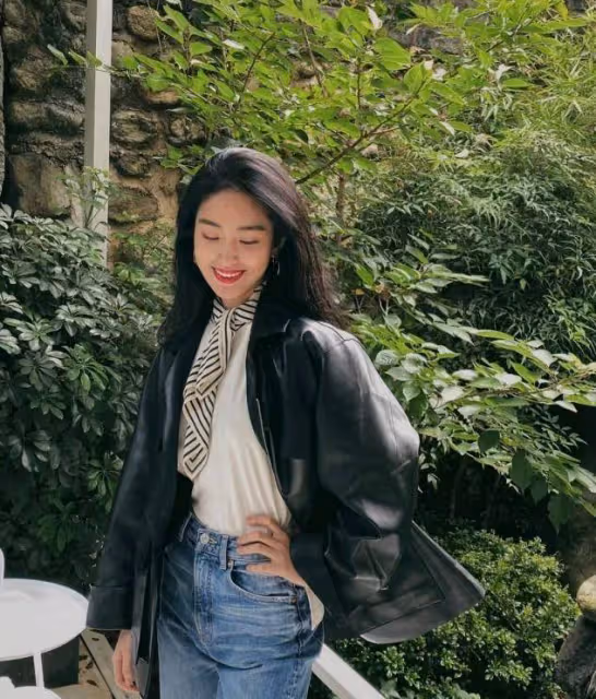 女人別總把「絲巾」當拍照道具,學楊采鈺這樣搭衣服,特洋氣高級