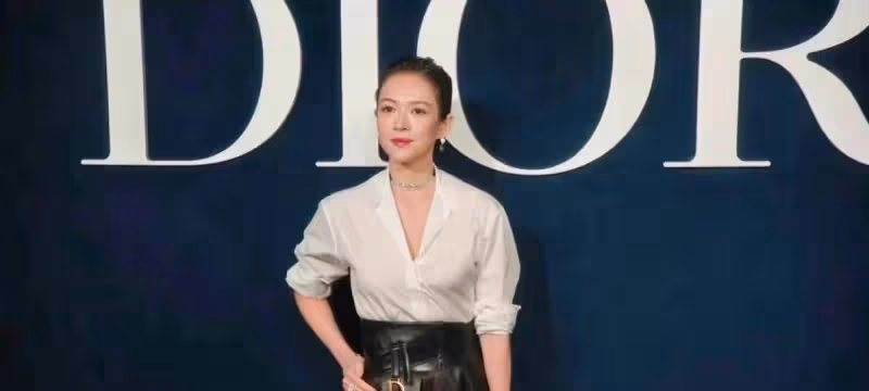 章子怡在時裝周給國人爭光！首秀慘輸韓女團，穿皮裙贏回女王排面