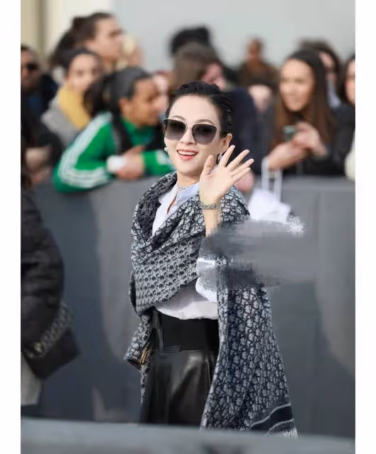 章子怡在時裝周給國人爭光！首秀慘輸韓女團，穿皮裙贏回女王排面