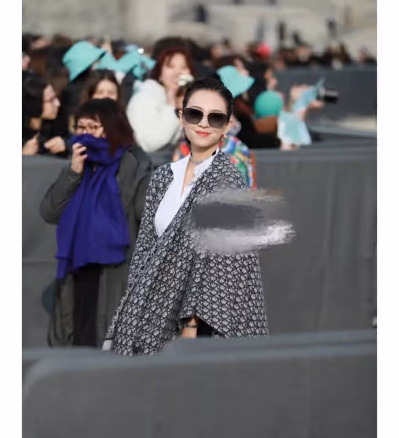 章子怡在時裝周給國人爭光！首秀慘輸韓女團，穿皮裙贏回女王排面