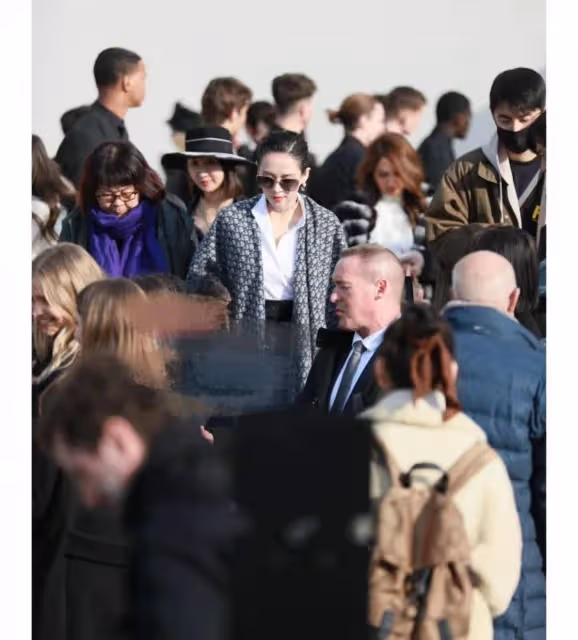 章子怡在時裝周給國人爭光！首秀慘輸韓女團，穿皮裙贏回女王排面