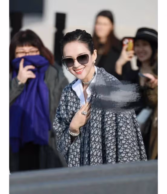 章子怡在時裝周給國人爭光！首秀慘輸韓女團，穿皮裙贏回女王排面