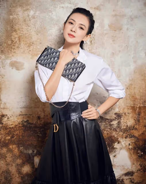 章子怡在時裝周給國人爭光！首秀慘輸韓女團，穿皮裙贏回女王排面
