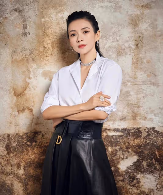 章子怡在時裝周給國人爭光！首秀慘輸韓女團，穿皮裙贏回女王排面