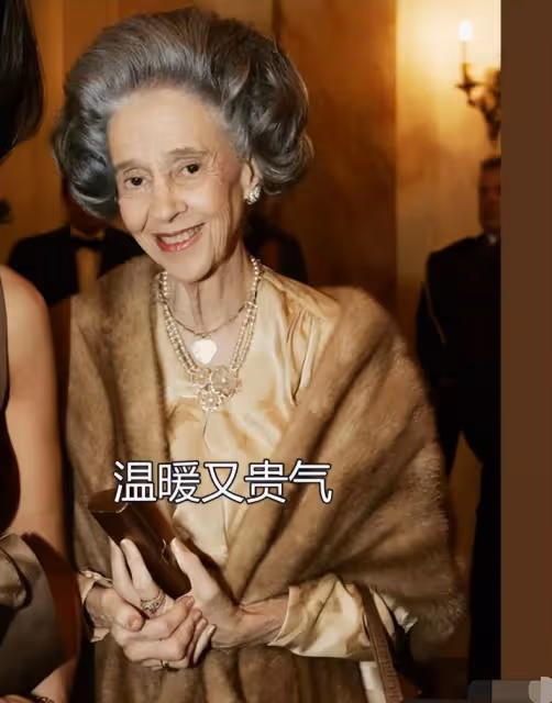 越老越要打扮！比利時太后法比奧拉：貴婦頭＋小香風，優雅典範