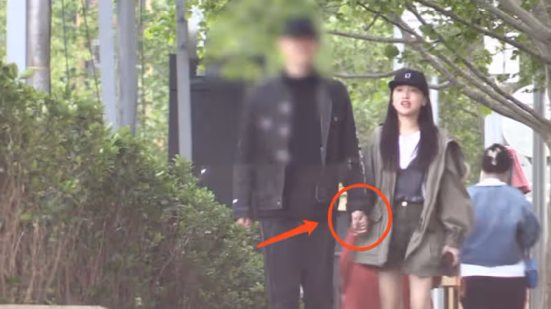 金莎和素人男友同框首次被拍！二人逛街牽手挽臂，呈現最萌身高差