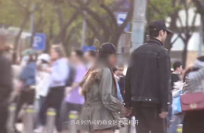 金莎和素人男友同框首次被拍!二人逛街牽手挽臂,呈現最萌身高差