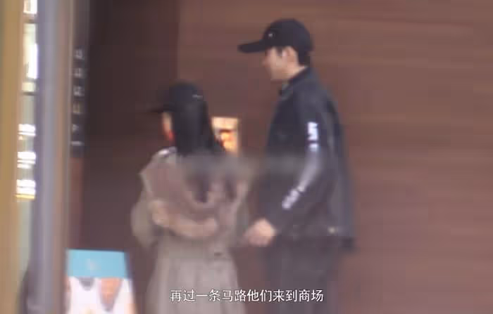 金莎和素人男友同框首次被拍!二人逛街牽手挽臂,呈現最萌身高差