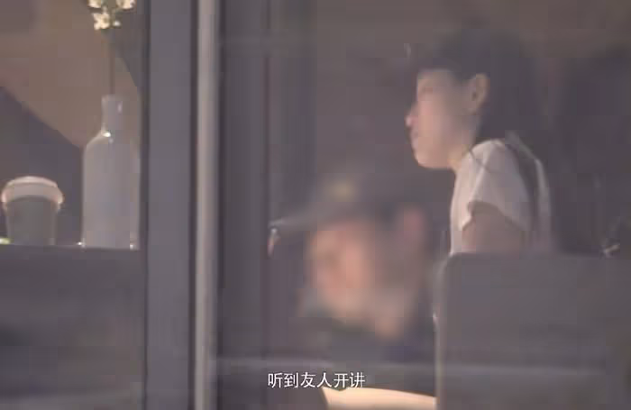 金莎和素人男友同框首次被拍!二人逛街牽手挽臂,呈現最萌身高差