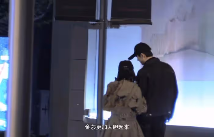 金莎和素人男友同框首次被拍!二人逛街牽手挽臂,呈現最萌身高差
