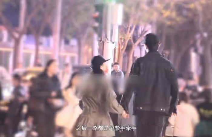 金莎和素人男友同框首次被拍!二人逛街牽手挽臂,呈現最萌身高差