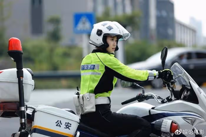《臥底警花》收視領跑,鄒元清演繹女性緝毒警的成長與蛻變