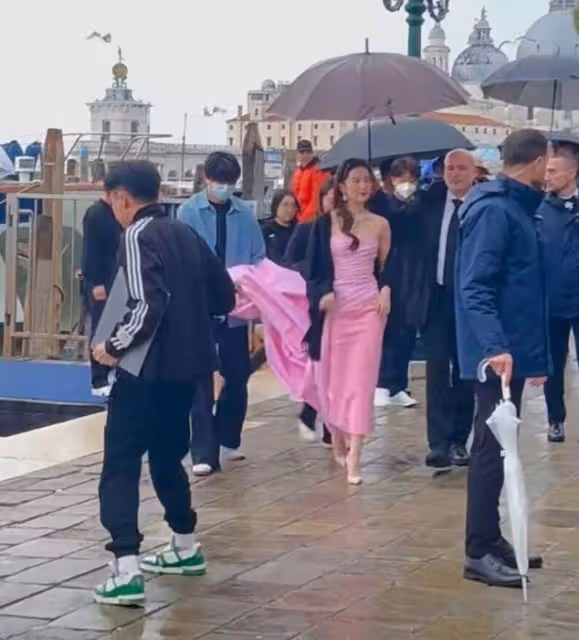 劉亦菲國外看秀生圖惹爭議，肩膀壯實駝背明顯，近照被指毫無仙氣